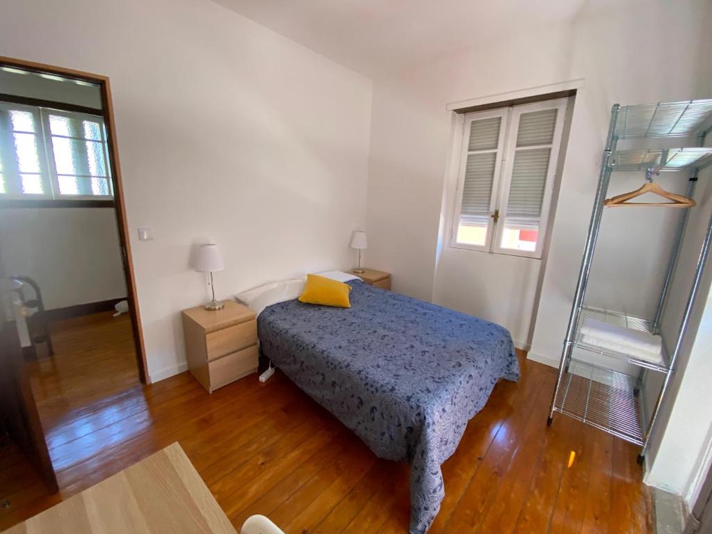 波尔图BREINER 54的一间卧室配有一张黄色枕头的床