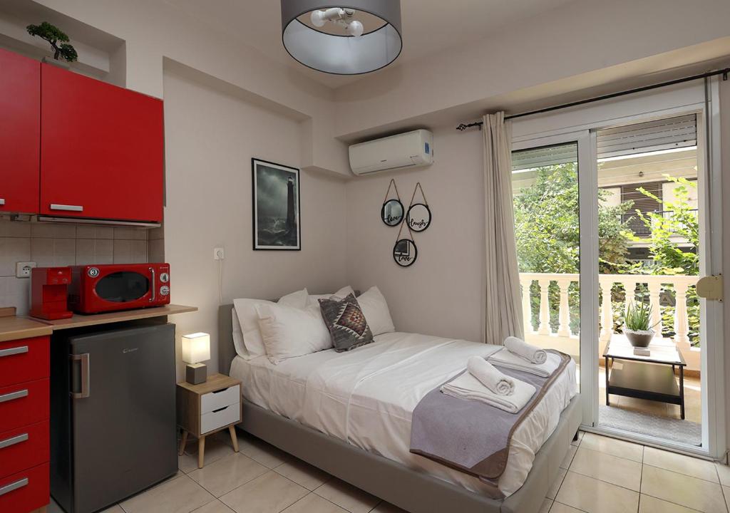 LD Studio Larissa في لاريسا: غرفة نوم صغيرة بها سرير ونافذة