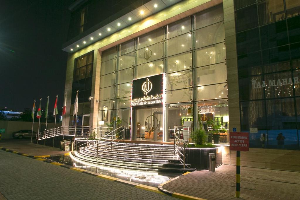 The CASTLE PREMIUM HOTEL في الدوحة: متجر أمام مبنى في الليل