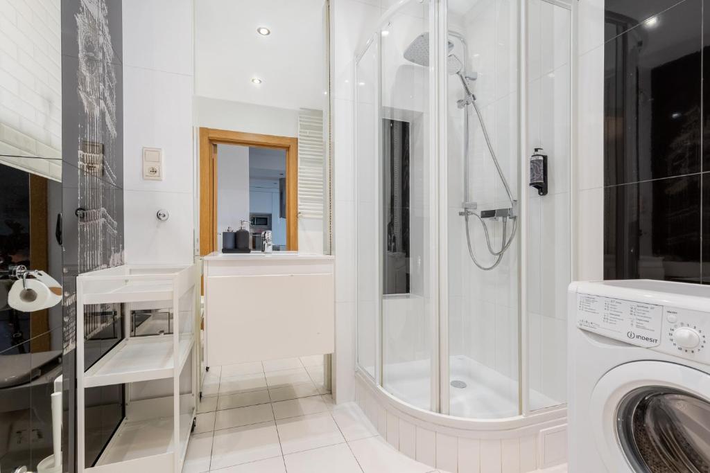 Modern Apartments with FREE parking spots - 11