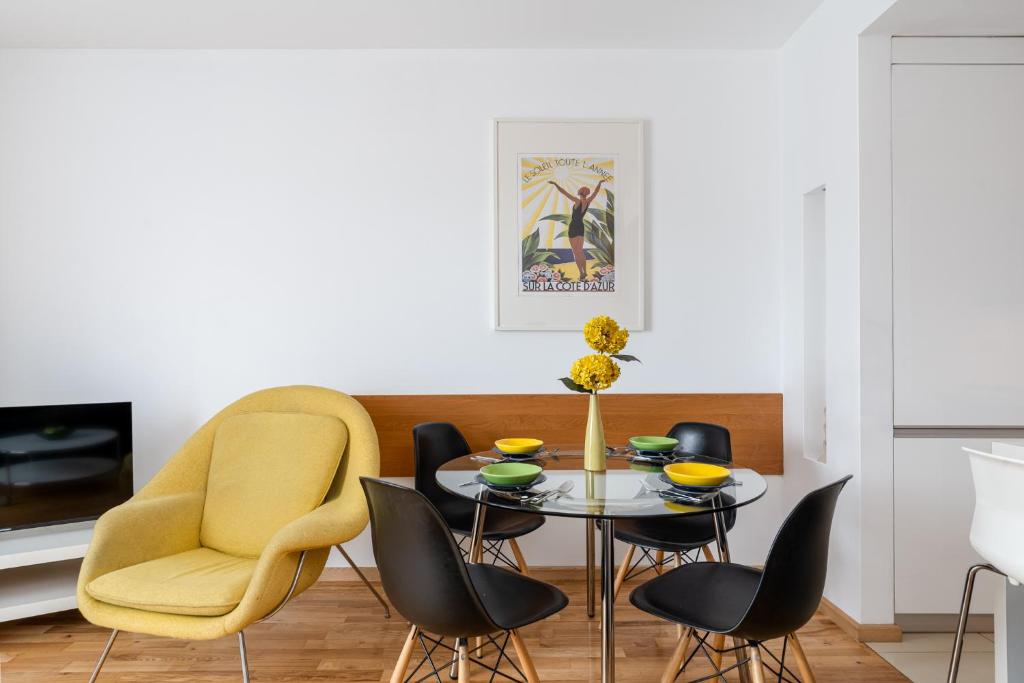 Modern Apartments with FREE parking spots - 1