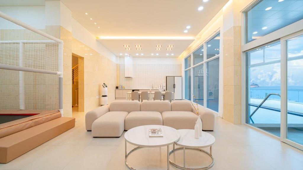- un salon avec un canapé et une table dans l'établissement Milos Pool Villa - K102, à Yeosu