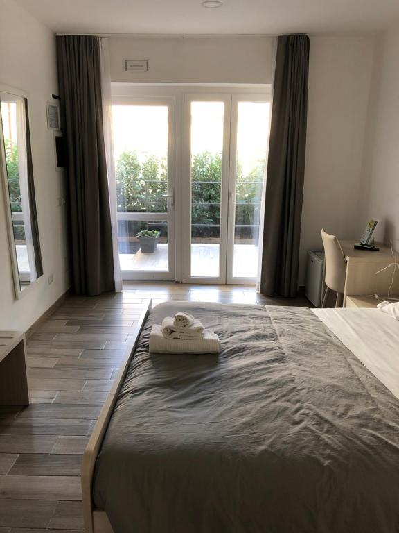 Letto o letti in una camera di Academy Hotel