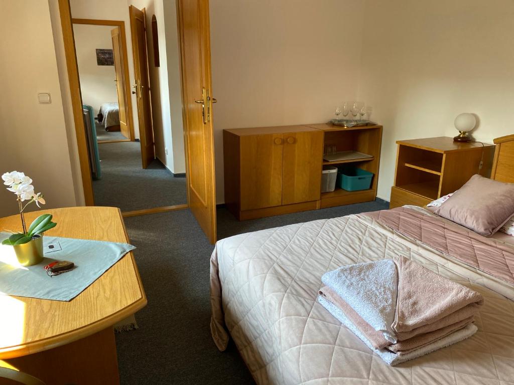 Postel nebo postele na pokoji v ubytování Samoobslužný hotel Vydra