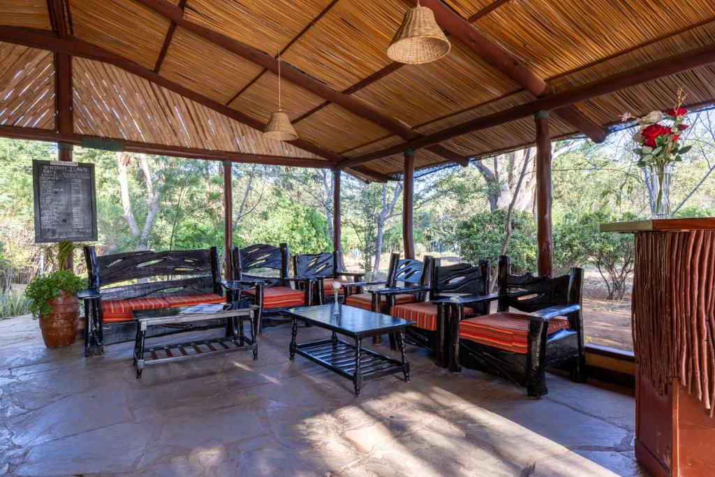 Posezení v ubytování Sentrim Tsavo Lodge