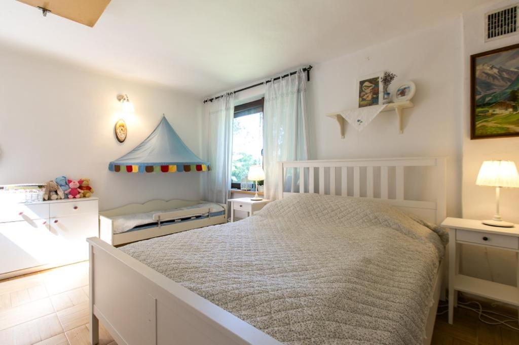 een slaapkamer met een groot bed met een blauwe baldakijn bij Dom Wakacyjny - Las i rzeka 
