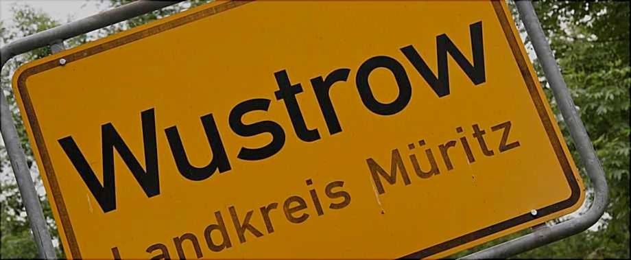 un panneau jaune indiquant les mots wichflow et michimeters sqor dans l'établissement Ferienwohnungen "Christelhof", à Wustrow