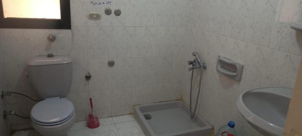 La salle de bains est pourvue de toilettes et d'un lavabo. dans l'établissement Banana resort, à Ras Sudr