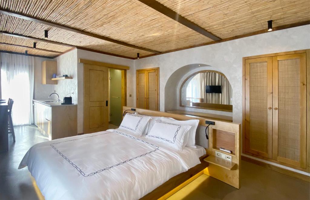 Postel nebo postele na pokoji v ubytování Kas Marin Hotel