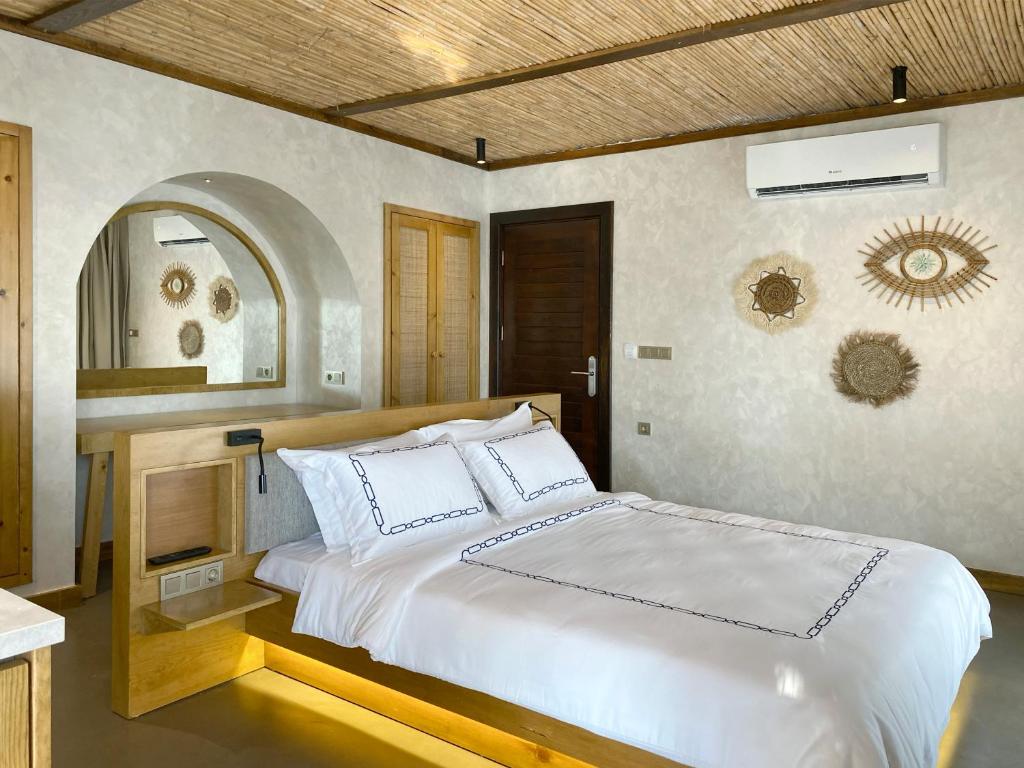 Postel nebo postele na pokoji v ubytování Kas Marin Hotel