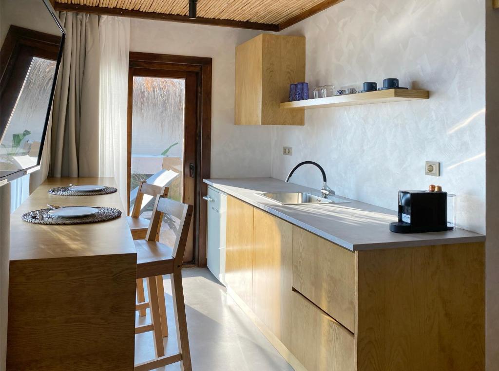 Kuchyň nebo kuchyňský kout v ubytování Kas Marin Hotel