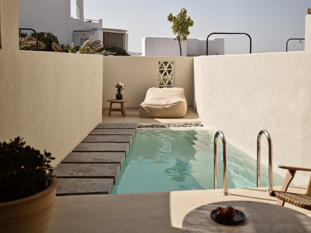 Bazén v ubytování Domes Noruz Mykonos nebo v jeho okolí