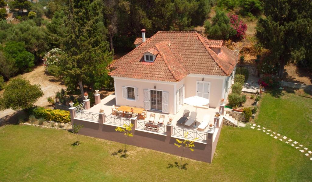 Elegant Villa Zakynthos في كالاماكي: اطلالة جوية على بيت ابيض بسقف