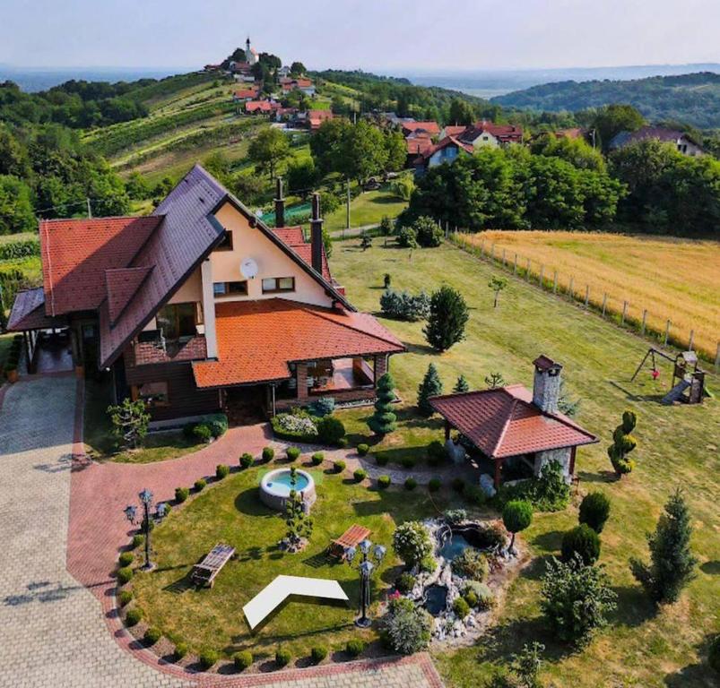 una vista aérea de una casa con jardín en Dobranić - Kuća za odmor en Sveti Martin na Muri