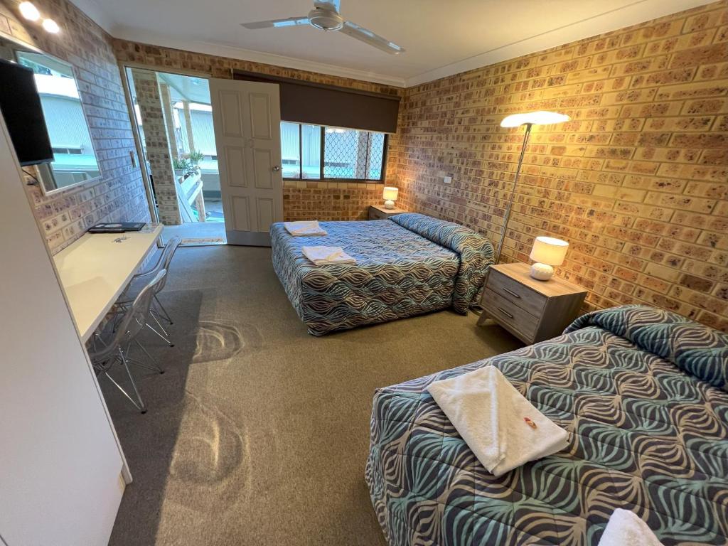 Postel nebo postele na pokoji v ubytování Golden Beach Motor Inn, Caloundra