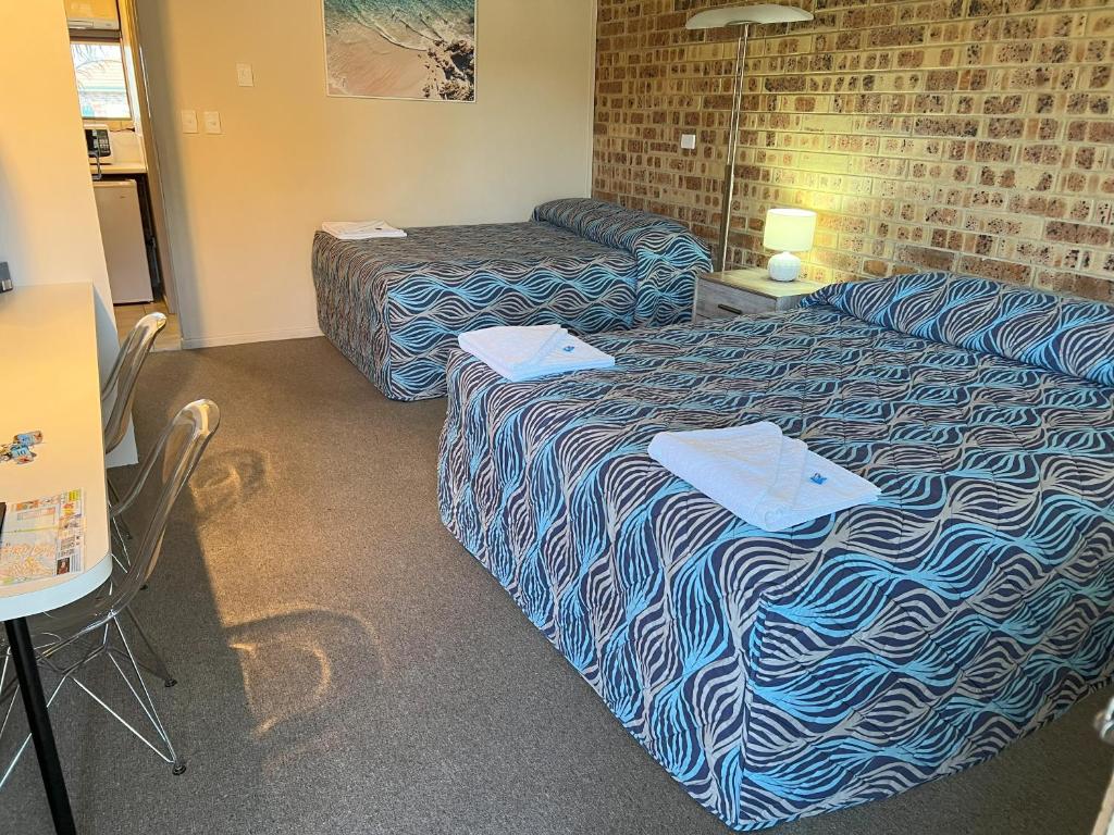 Postel nebo postele na pokoji v ubytování Golden Beach Motor Inn, Caloundra