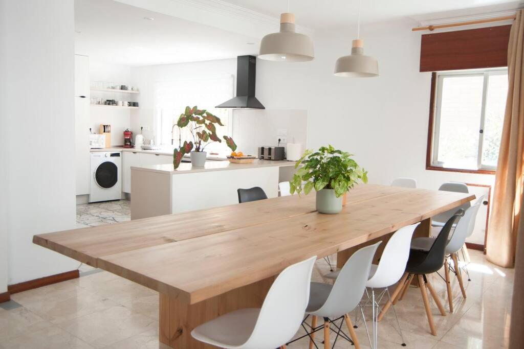 una cucina e una sala da pranzo con tavolo e sedie in legno di Casa amplia, confortable, céntrica by Prishomes a Vigo