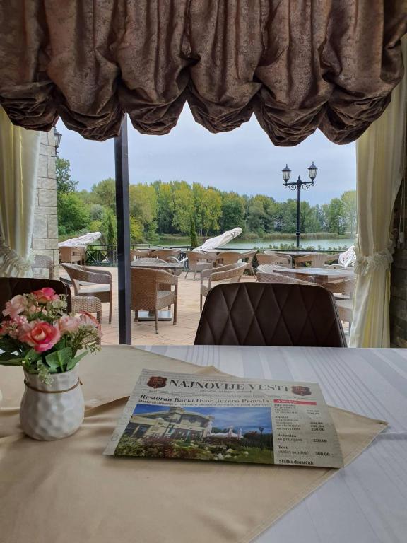 Výhled na řeku, která protéká v blízkosti hotelu