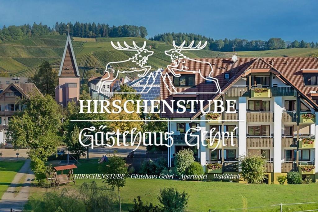 ヴァルトキルヒにあるGasthaus Hirschenstube & Gästehaus Gehriの鹿の看板が立つ建物