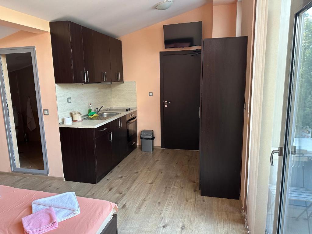 Guest House Dinevi - Camera Familiare Con Bagno Privato