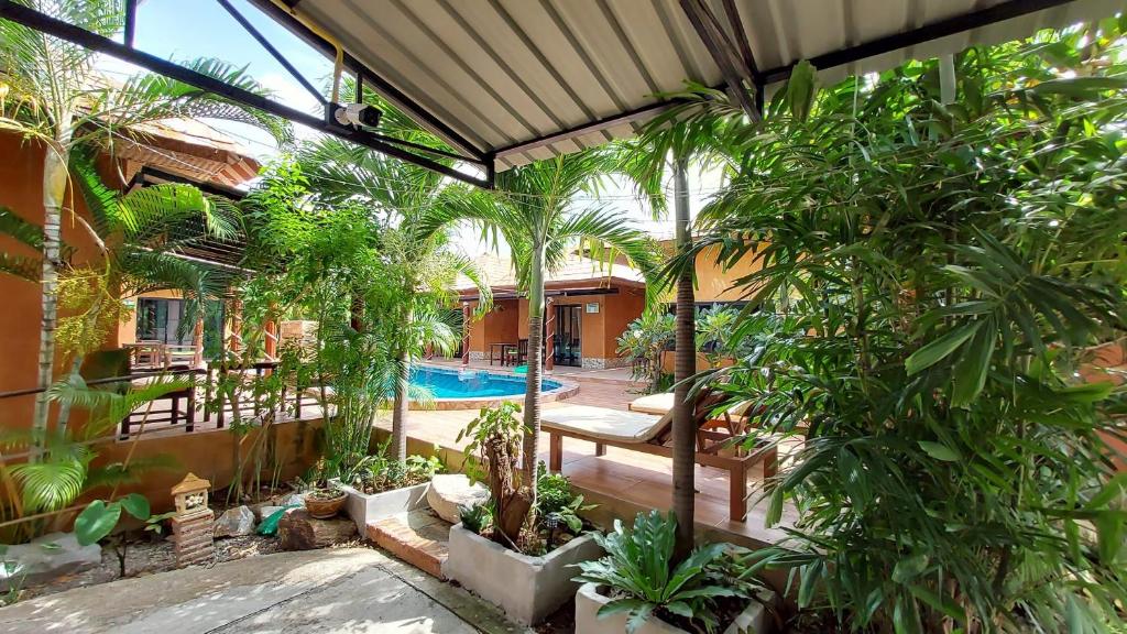 Bazén v ubytování Panisara Pool Villa Resort Huahin nebo v jeho okolí