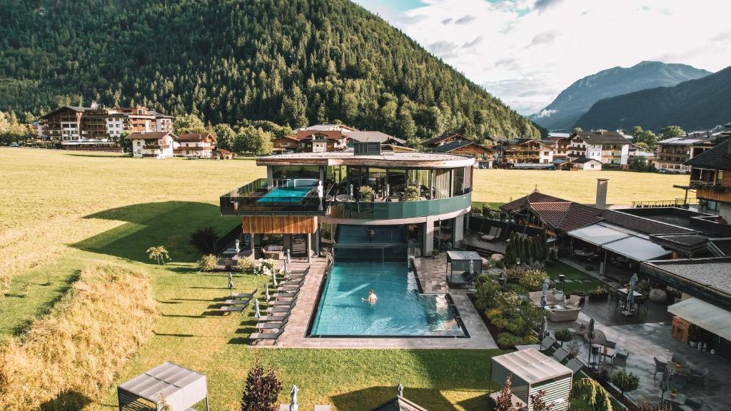 vista aerea di una casa con piscina di Hotel Wagnerhof a Pertisau