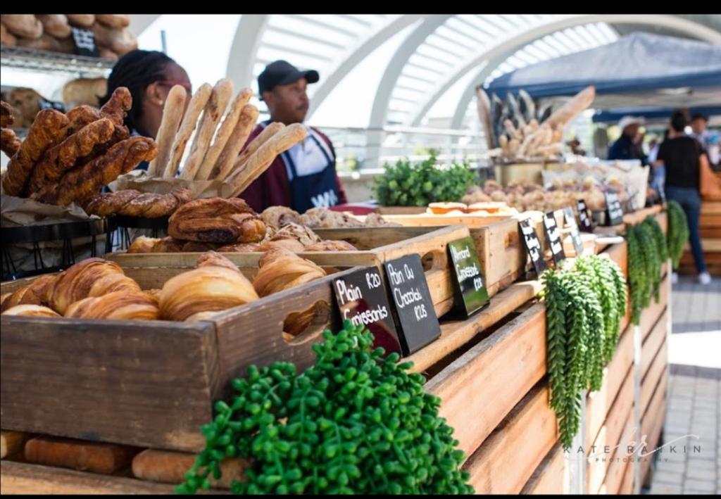 un'esposizione di pane e prodotti da forno in un mercato di Gallagher Midrand BnB a Midrand