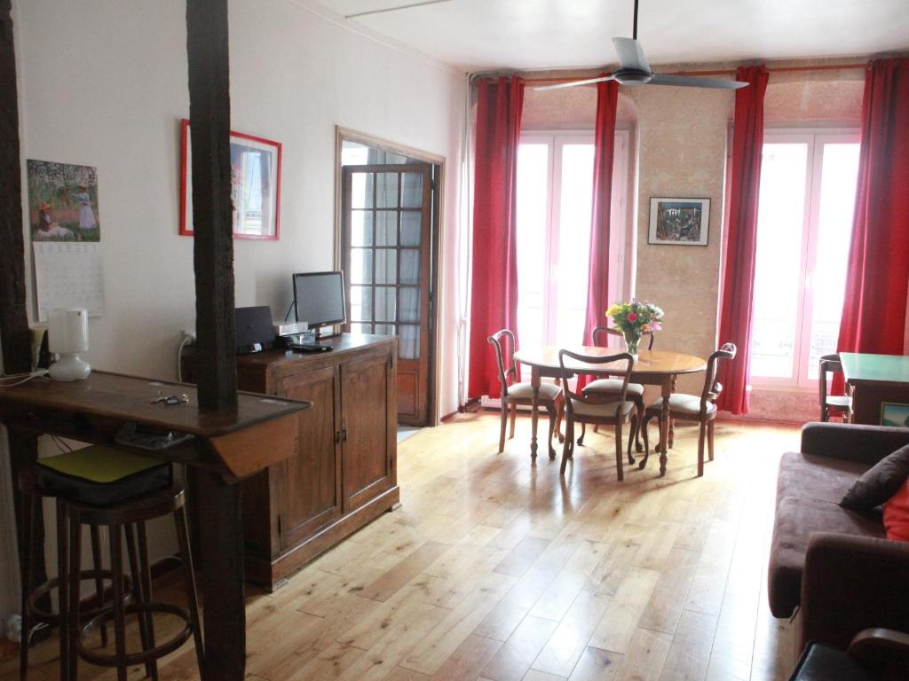 - un salon avec une table et une salle à manger dans l'établissement Latin Quarter - Notre Dame apartment, à Paris