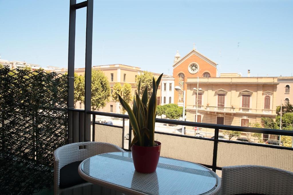 una maceta sentada en una mesa en un balcón en L.T. Savoia Palace & Cavour C.L., en Bari