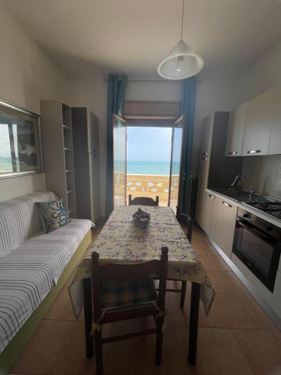 Kuchyň nebo kuchyňský kout v ubytování Paradiso fronte Mare