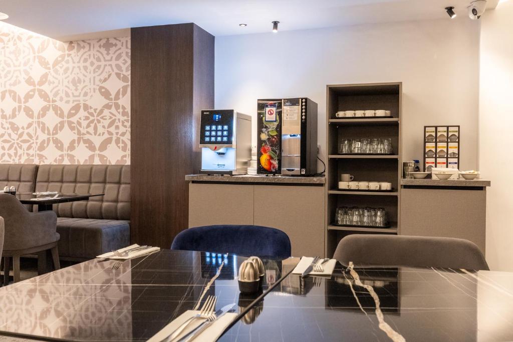 Kuchyň nebo kuchyňský kout v ubytování Alavits Hotel by ST Hotels