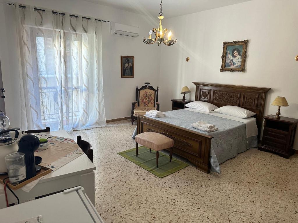 Schlafzimmer mit einem Bett, einem Schreibtisch und einem Fenster in der Unterkunft Elico Di Sicily B@B in Sambuca di Sicilia