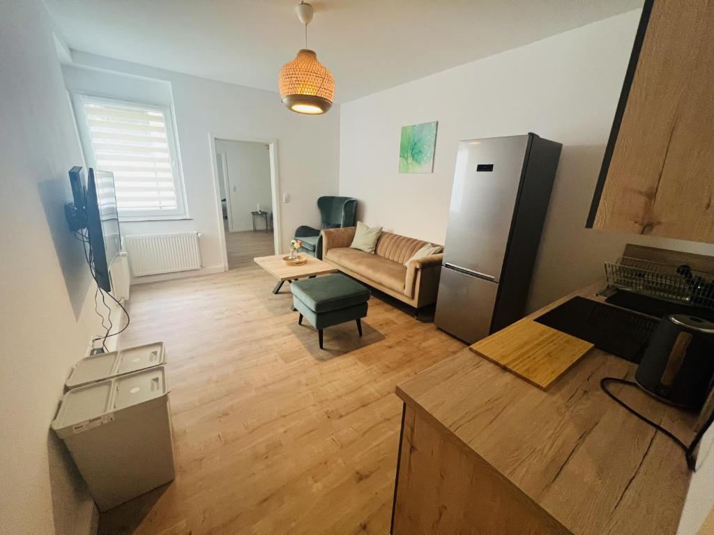 kuchnia z lodówką i salon w obiekcie City Apartment - 8 Bedrooms - 14 Beds - Fast WiFi - Kitchen w mieście Paderborn