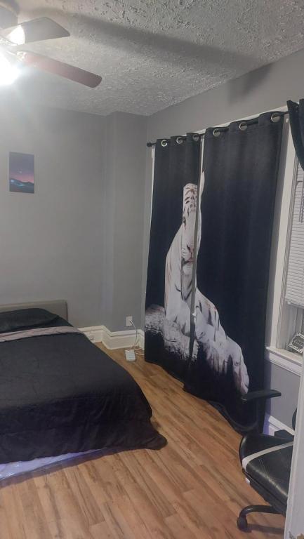 sypialnia z łóżkiem z obrazem mężczyzny w obiekcie Relaxing comfy place to enjoy! w mieście Newark