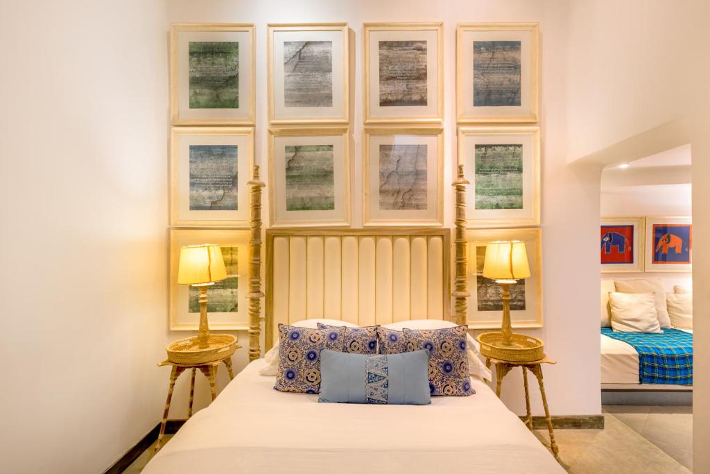 Postel nebo postele na pokoji v ubytování 55TG Boutique Suites