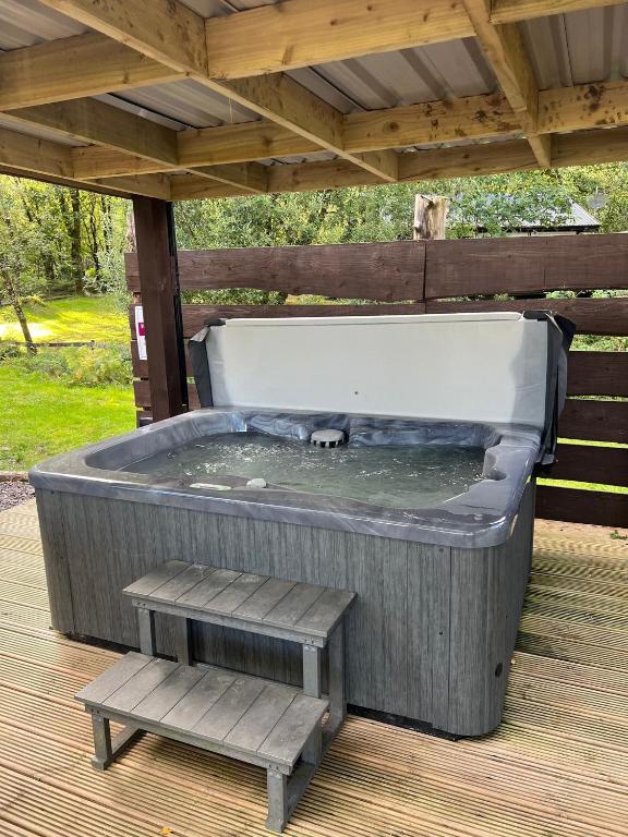 Loch Aweside Forest Cabins - Bluebell Cabin (3 Bedrooms) – NO Wi-fi, Electric Hot Tub (extra Charge)