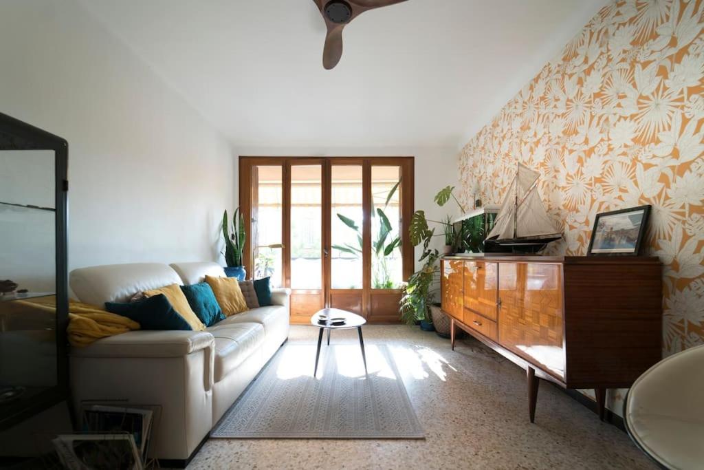 - un salon avec un canapé et une commode dans l'établissement Appartement La Côte bleue à L'Estaque, à Marseille