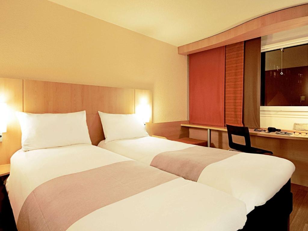 Postel nebo postele na pokoji v ubytování ibis Aberdeen Centre – Quayside