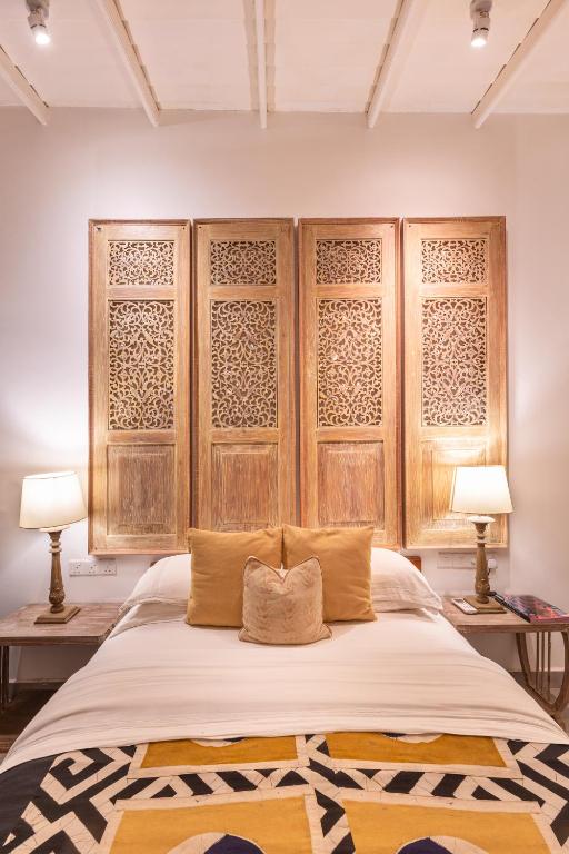 Postel nebo postele na pokoji v ubytování 55TG Boutique Suites