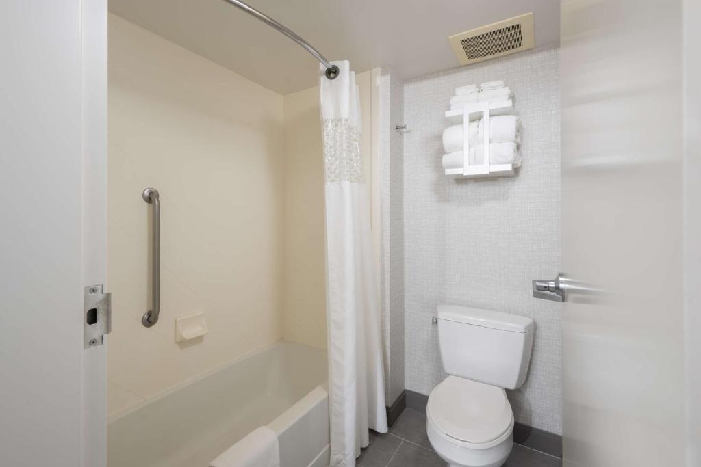 Hampton Inn & Suites - Cape Cod / West Yarmouth - King Room With Sofa Bed - Non-Smoking