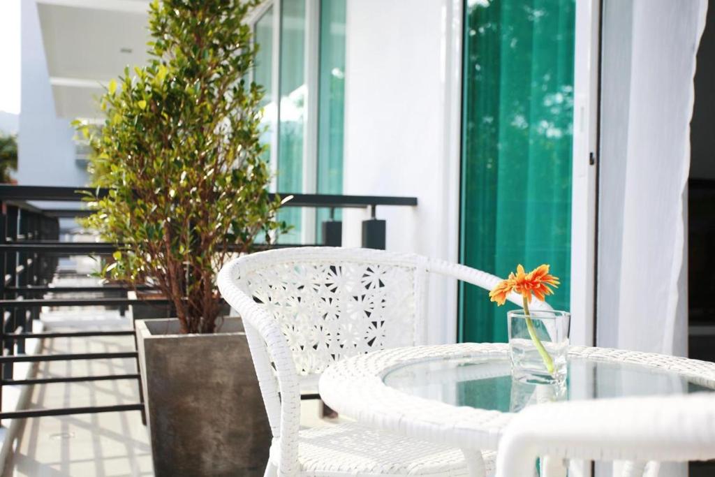 Balkón nebo terasa v ubytování One World One Home Naiharn Hotel