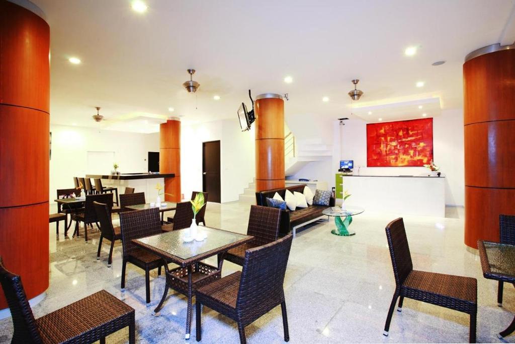 Posezení v ubytování One World One Home Naiharn Hotel
