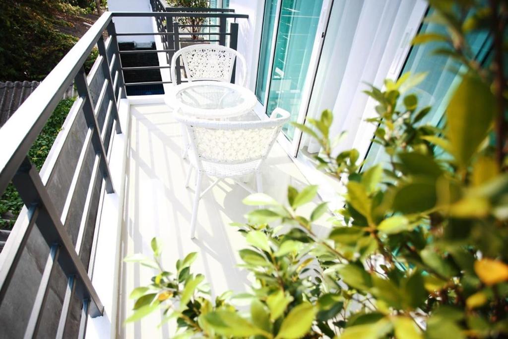 Balkón nebo terasa v ubytování One World One Home Naiharn Hotel