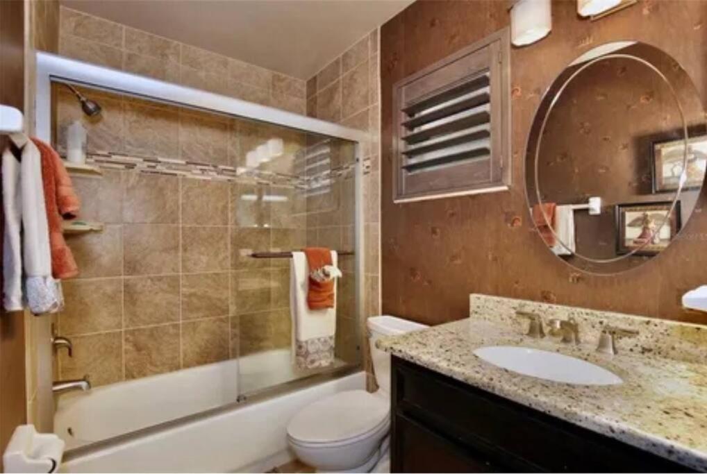 uma casa de banho com um lavatório, um WC e um chuveiro em Island 1 em Kissimmee