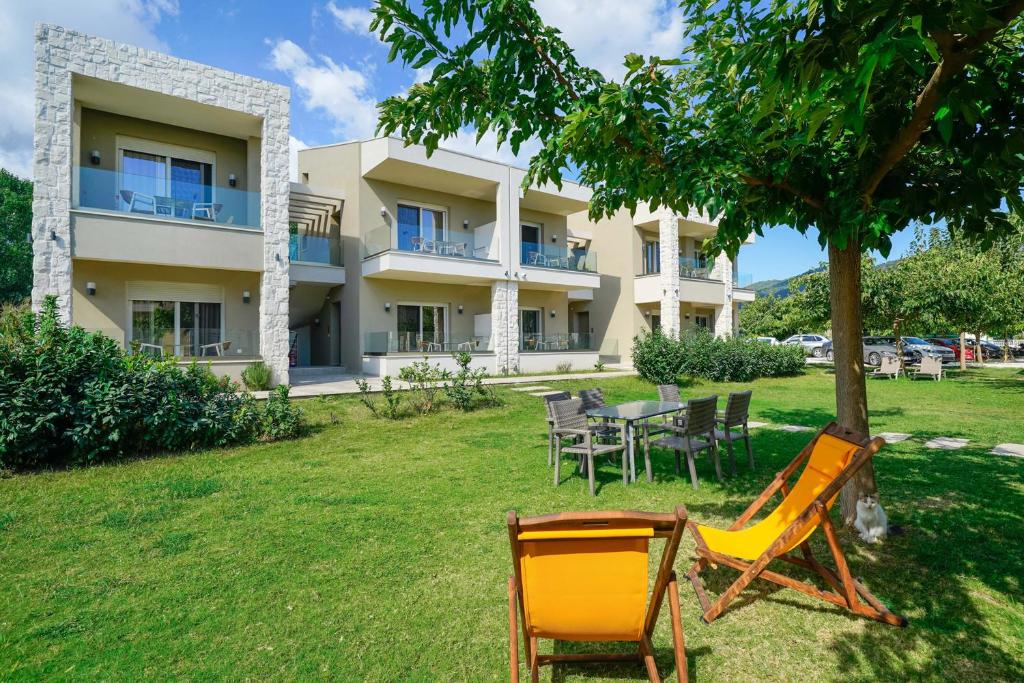 una casa con sedie e un tavolo nel cortile di ILIORAMA LUXURY SUITES a Skala Potamias