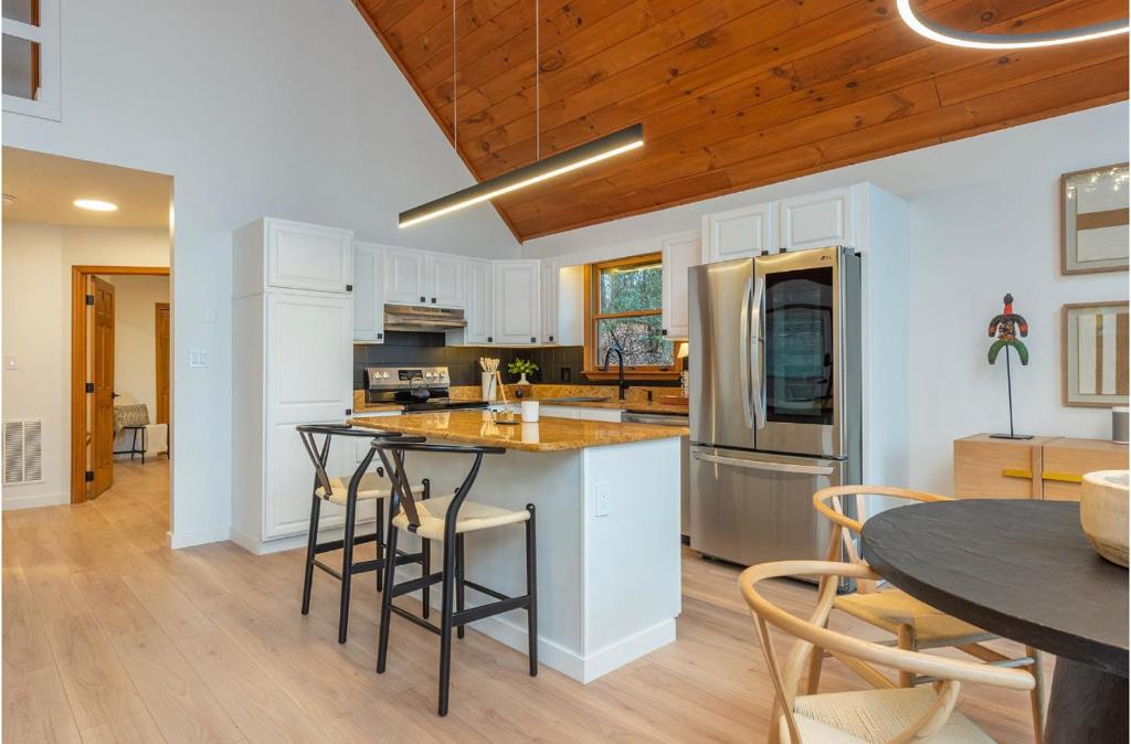 Kuchyň nebo kuchyňský kout v ubytování Modern Cabin 3/2 with cover garage