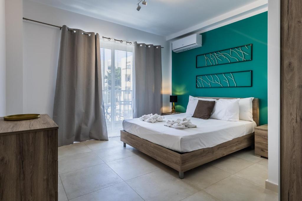 - une chambre avec un lit et un mur vert dans l'établissement Kunsu's Apartment 5 min walk from St Julians, à San Ġwann