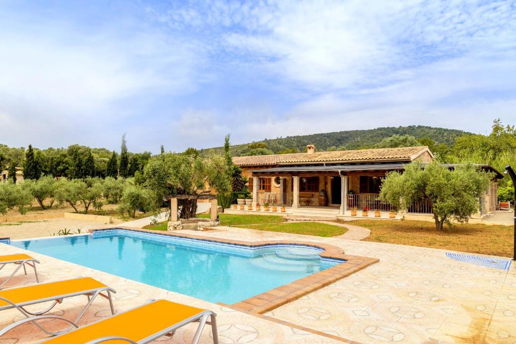 eine Villa mit einem Pool und einem Haus in der Unterkunft Maravillosa casa Ses Comes con piscina in Selva