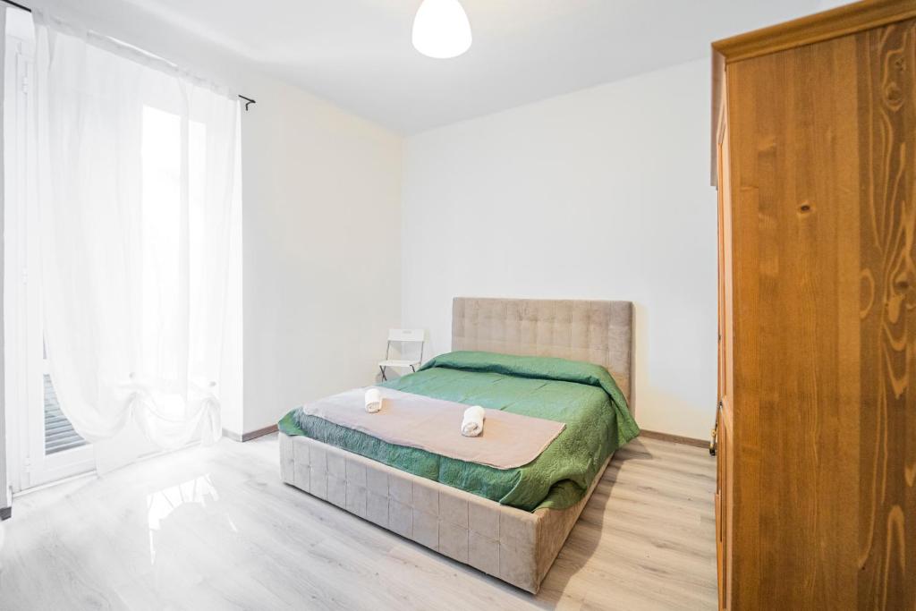 sypialnia z łóżkiem z 2 świecami w obiekcie Appartamento Genova,400m dal San Martino w Genui