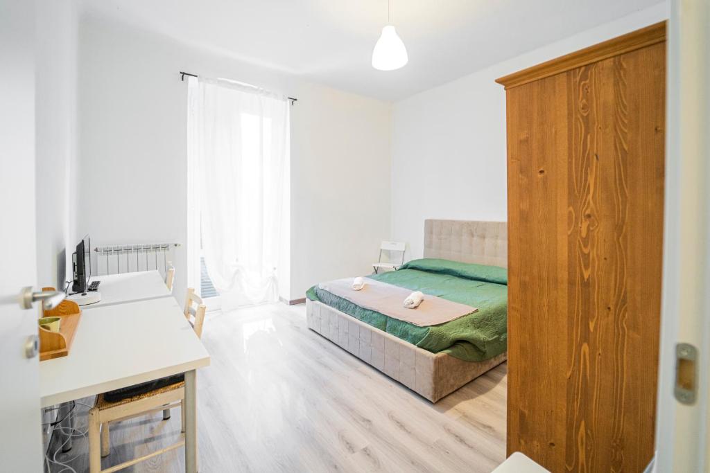 Łóżko lub łóżka w pokoju w obiekcie Appartamento Genova,400m dal San Martino